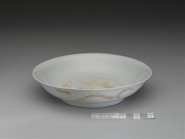 甜白釉劃花雲龍紋盤