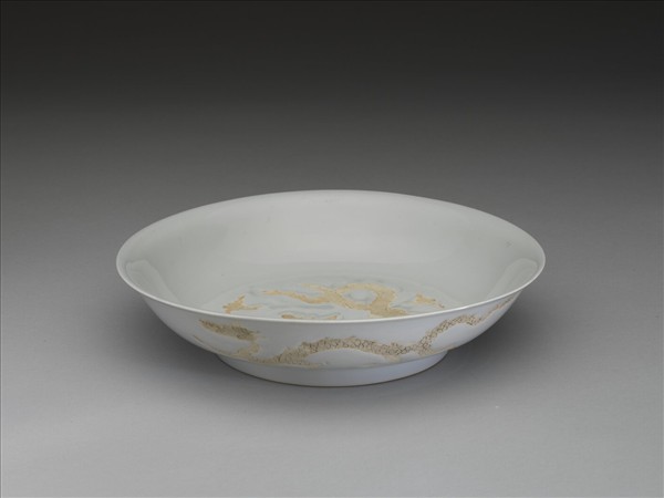 甜白釉劃花雲龍紋盤