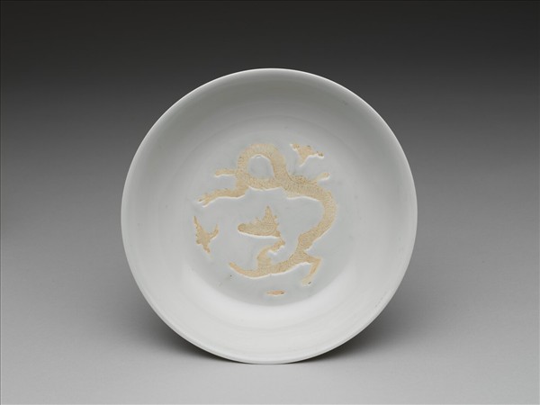 甜白釉劃花雲龍紋盤