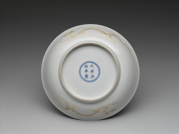 甜白釉劃花雲龍紋盤