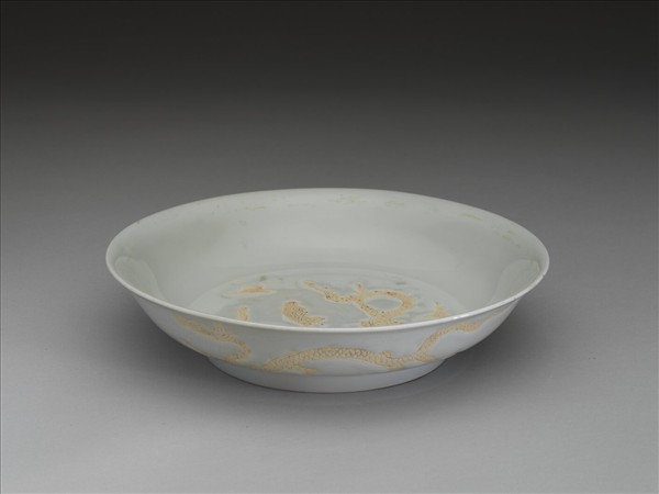 甜白釉劃花雲龍紋盤