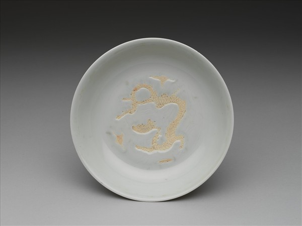 甜白釉劃花雲龍紋盤
