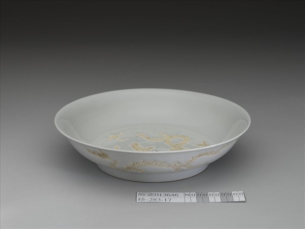 甜白釉劃花雲龍紋盤