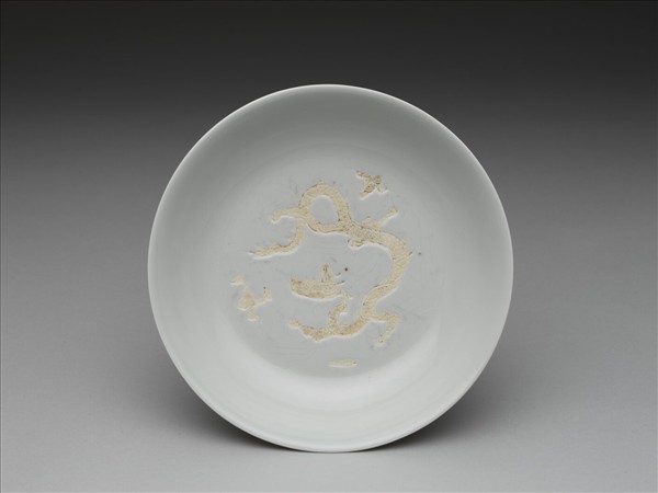甜白釉劃花雲龍紋盤