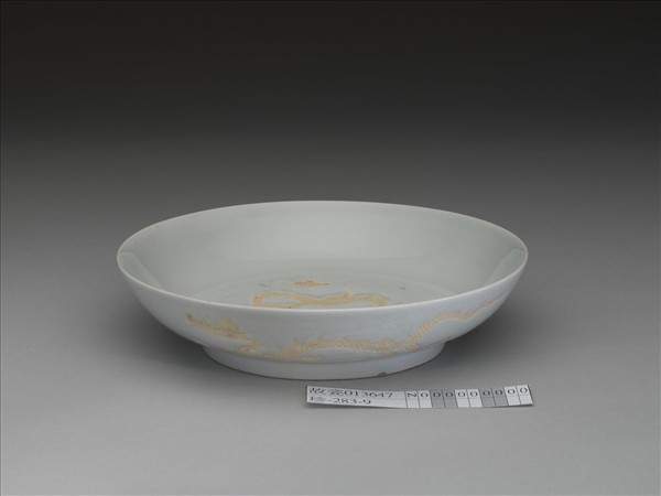 甜白釉劃花雲龍紋盤