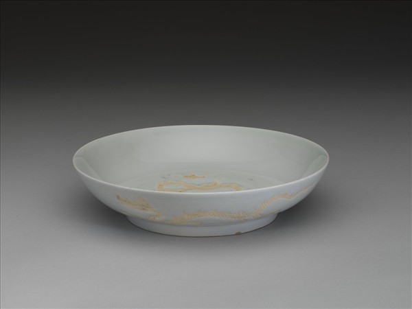 甜白釉劃花雲龍紋盤