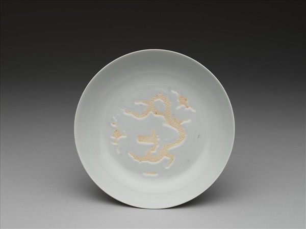 甜白釉劃花雲龍紋盤