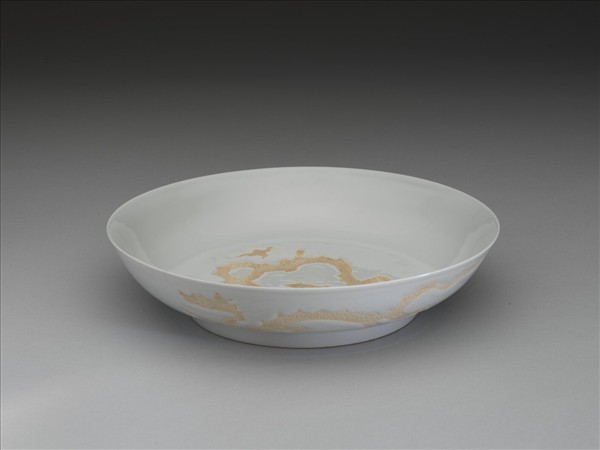 甜白釉劃花雲龍紋盤