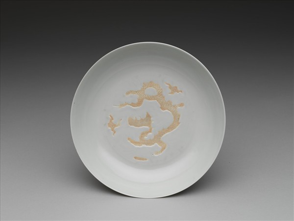 甜白釉劃花雲龍紋盤