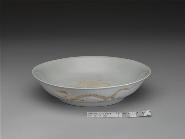 甜白釉劃花雲龍紋盤