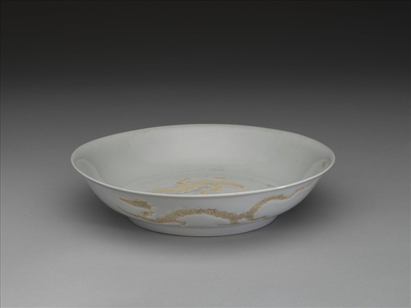 甜白釉劃花雲龍紋盤