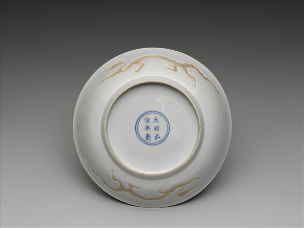 甜白釉劃花雲龍紋盤