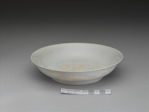 甜白釉劃花雲龍紋盤