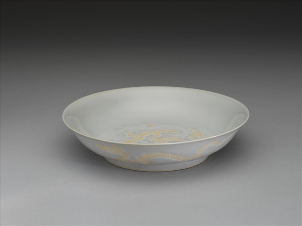 甜白釉劃花雲龍紋盤