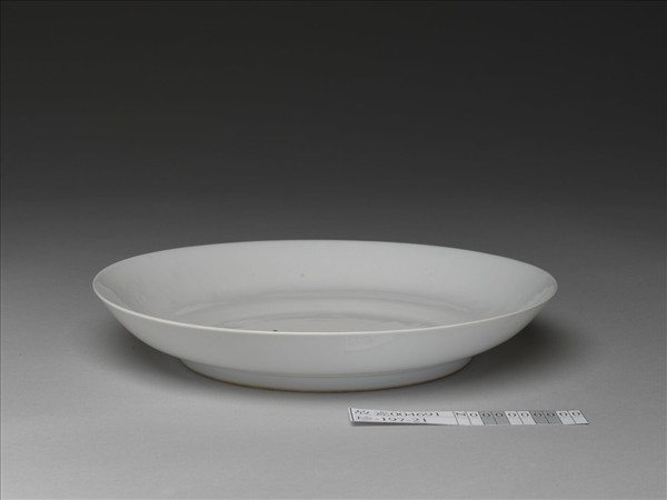 白釉錐拱龍紋盤