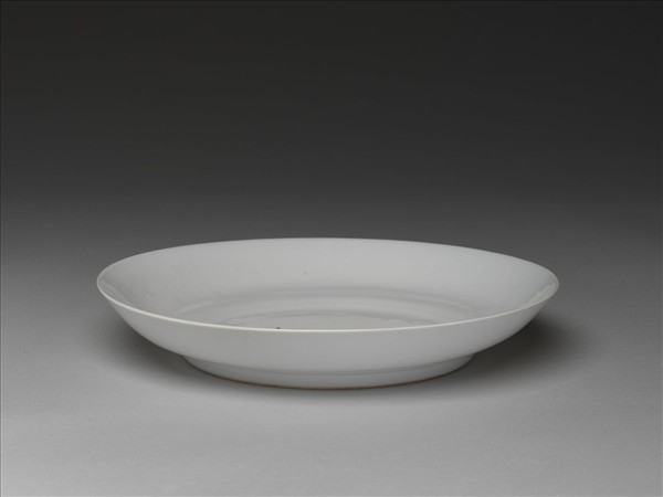 白釉錐拱龍紋盤