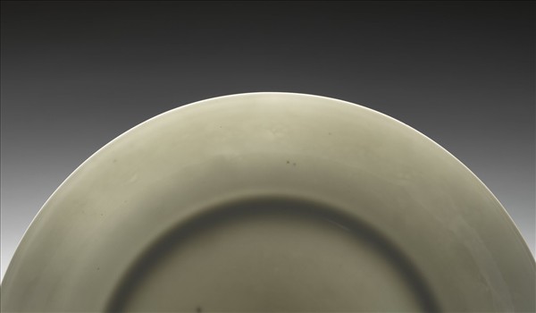 白釉錐拱龍紋盤