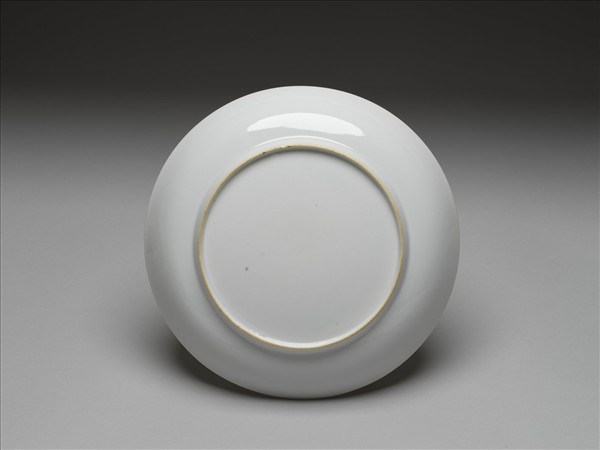 白釉錐拱龍紋盤