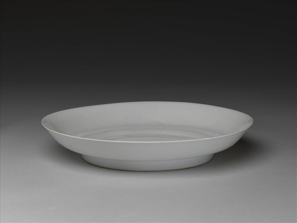 白釉錐拱龍紋盤