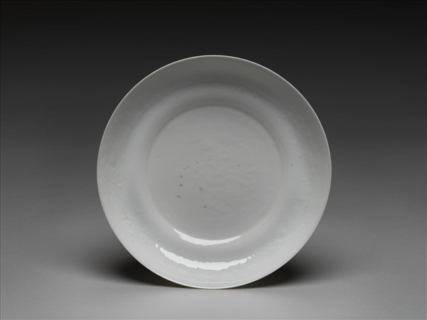 白釉錐拱龍紋盤