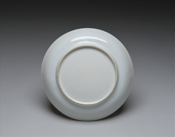 白釉錐拱龍紋盤