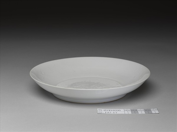 白釉錐拱龍紋盤