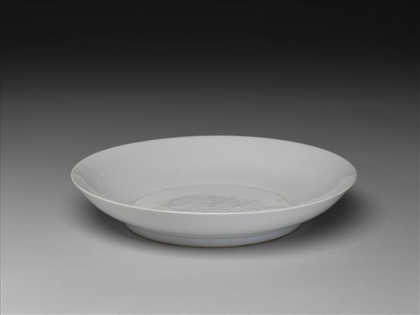 白釉錐拱龍紋盤