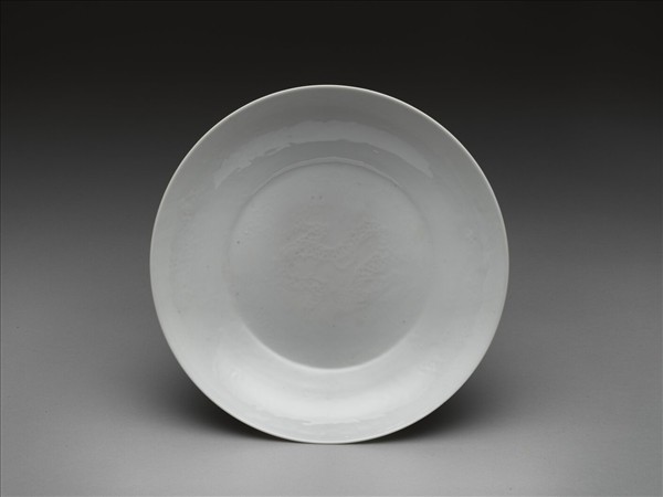 白釉錐拱龍紋盤