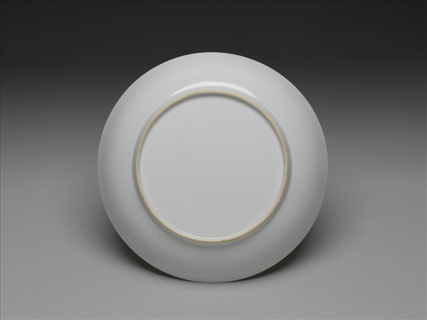 白釉錐拱龍紋盤