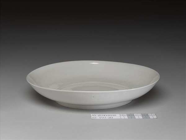 白釉錐拱龍紋盤