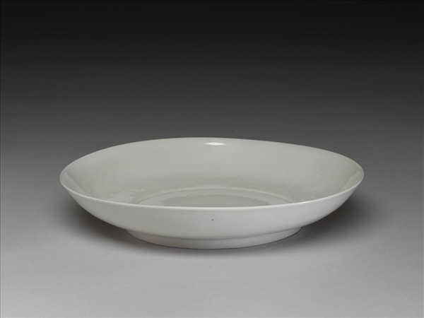 白釉錐拱龍紋盤