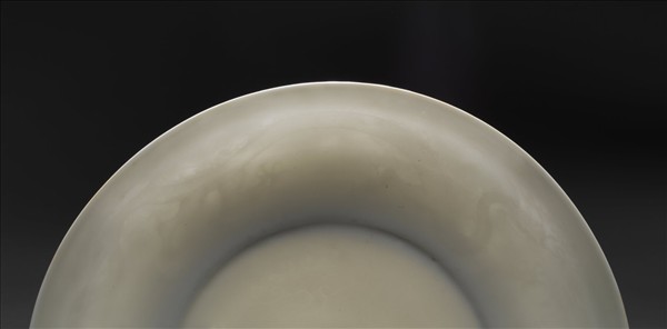 白釉錐拱龍紋盤