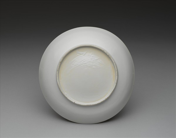 白釉錐拱龍紋盤