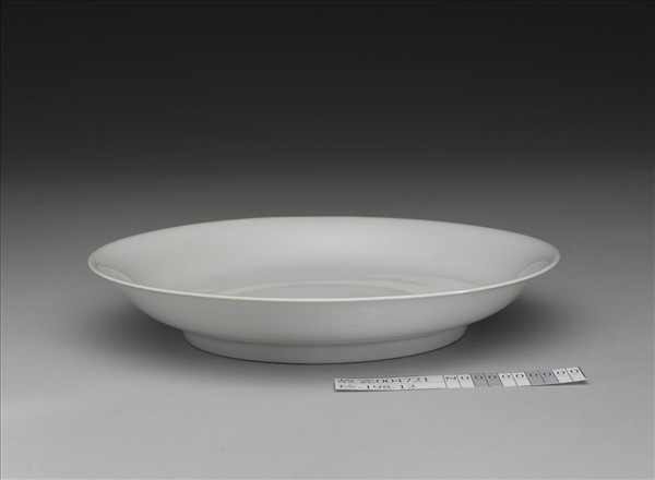 白釉錐拱龍紋盤