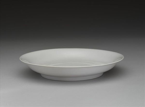 白釉錐拱龍紋盤