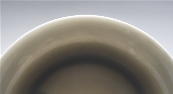 白釉錐拱龍紋盤