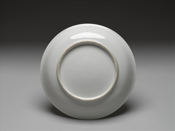 白釉錐拱龍紋盤