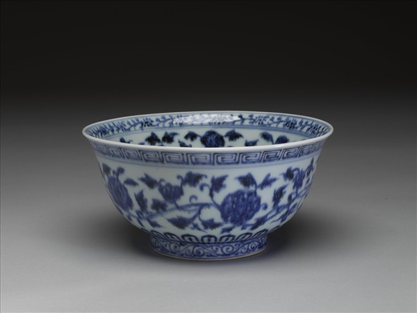 青花纏枝花卉紋碗