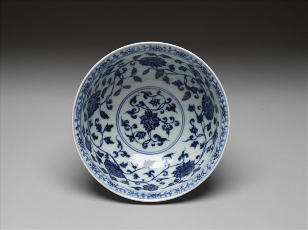 青花纏枝花卉紋碗