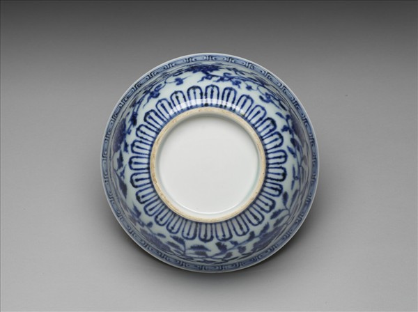 青花纏枝花卉紋碗