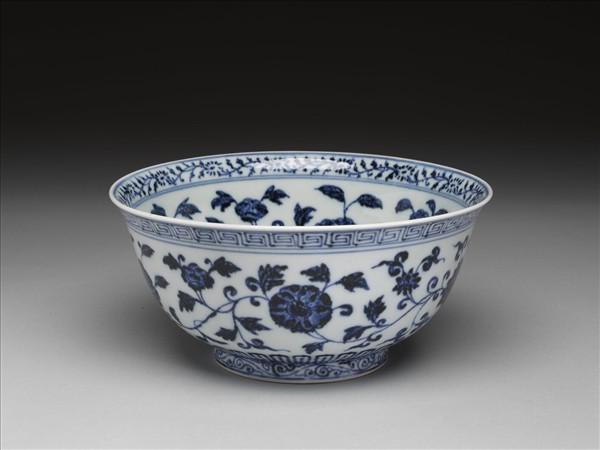 青花纏枝花卉紋碗