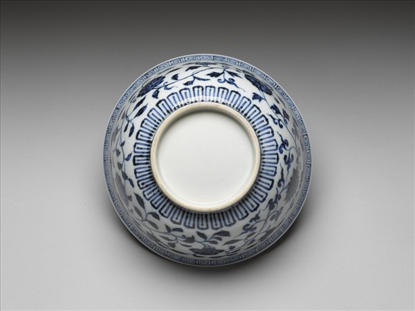 青花纏枝花卉紋碗