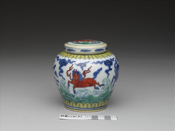 大明成化年製盖罐 鬥彩天馬圖蓋罐- 故宮