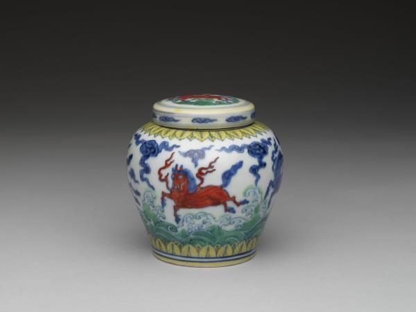 鬥彩天馬圖蓋罐- 故宮