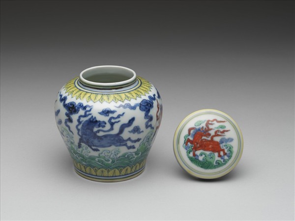 鬥彩天馬圖蓋罐