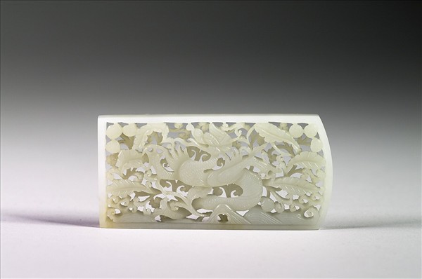 玉魚龍花草紋帶飾