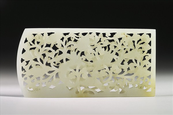 玉魚龍花草紋帶飾