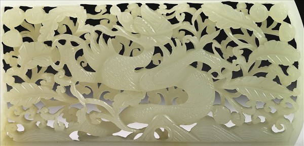 玉魚龍花草紋帶飾