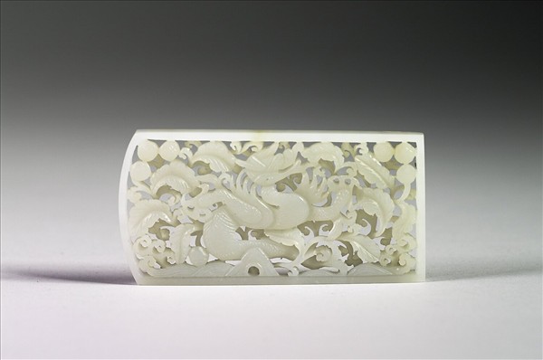 玉魚龍花草紋帶飾