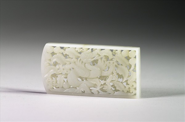 玉魚龍花草紋帶飾